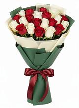Букет Микс из красных и белых роз в Павловское