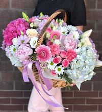 Цветочная композиция из Розы, Хризантемы, Пионы и Лизиантусы в корзине #REPLACE_PRED# Павловское