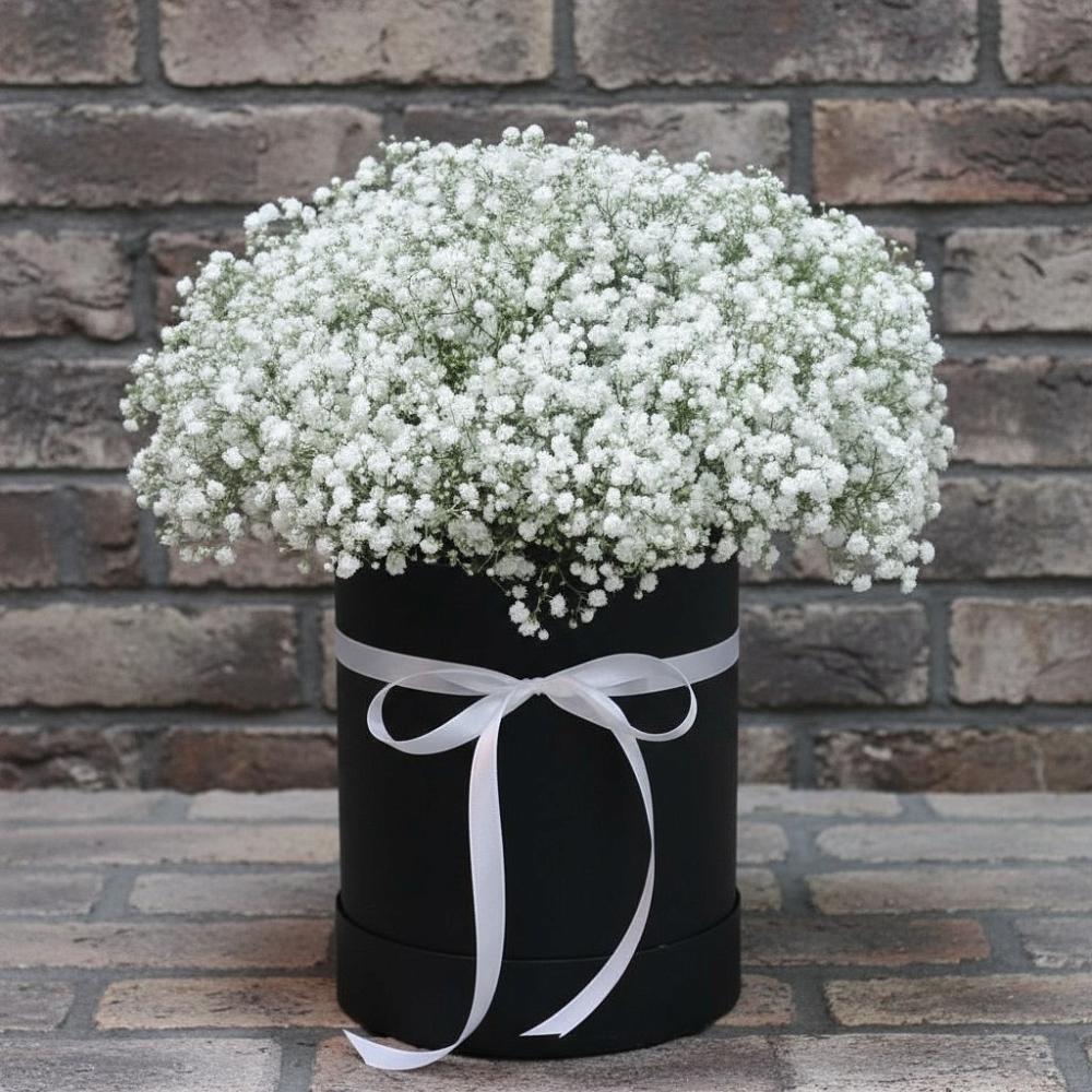 Цветочная композиция из Гипсофила в шляпной коробке в Павловское