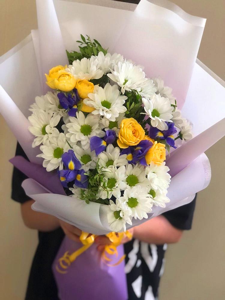 Букет цветов из: Ирисы, Хризантемы и Розы в Павловское