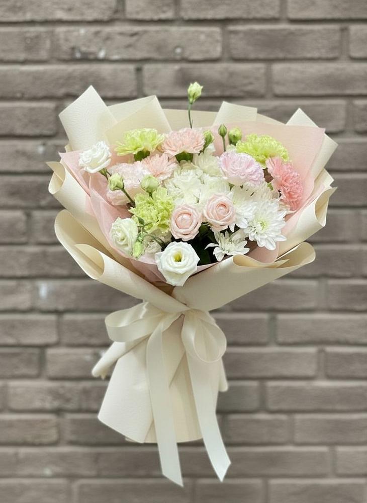 Букет цветов из: Гвоздики, Розы, Лизиантусы и Хризантемы в Павловское