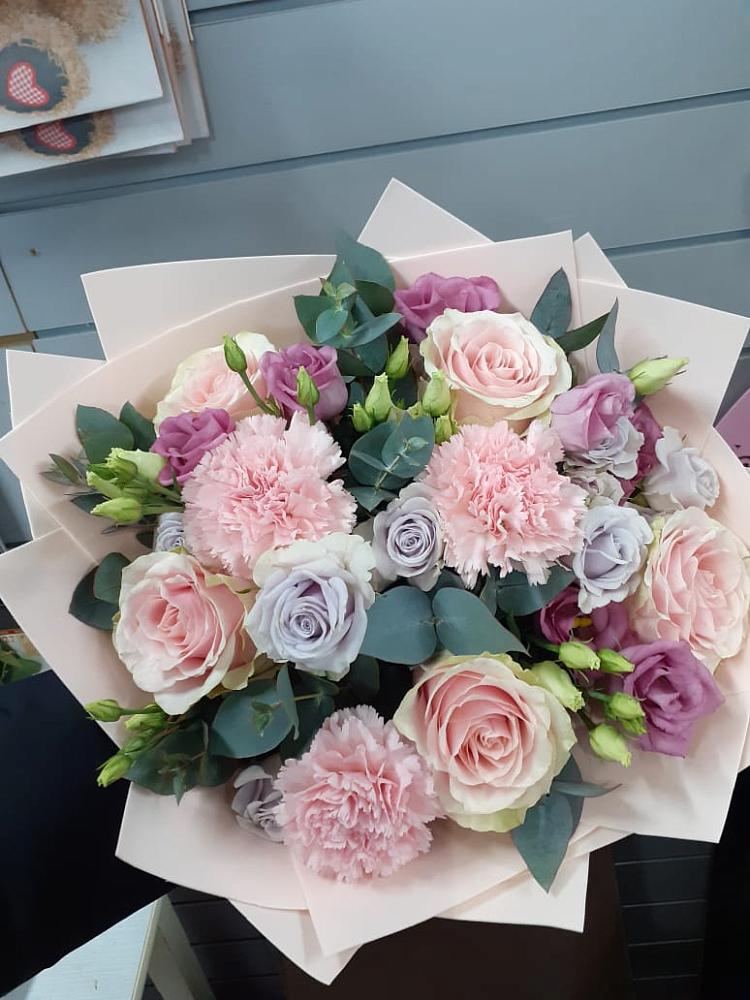 Букет цветов из: Розы, Гвоздики и Лизиантусы в Павловское